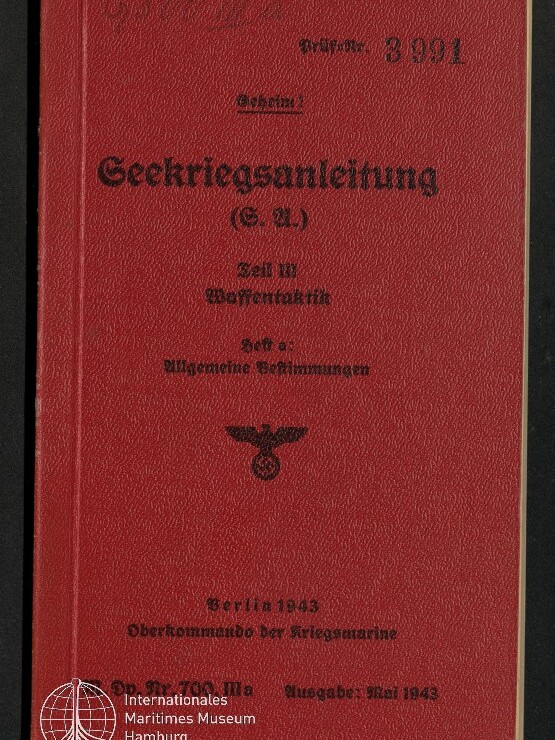 Rotes, strukturiertes Buchcover mit schwarzer Frakturschrift 'Seekriegsanleitung (S.L.)', dem Reichsadler-Emblem der Kriegsmarine, einer gestempelten Nummer oben rechts und einem weißen Museum-Logo unten links.