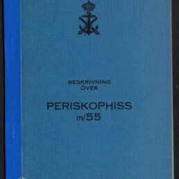 Hellblaues Handbuch-Cover mit Marinewappen oben, schwarzer Schrift 'BESKRIVNING ÖVER PERISKOPHISS m/55' in der Mitte, blauem Buchrücken links und Logo des Internationalen Maritimen Museums Hamburg unten links.