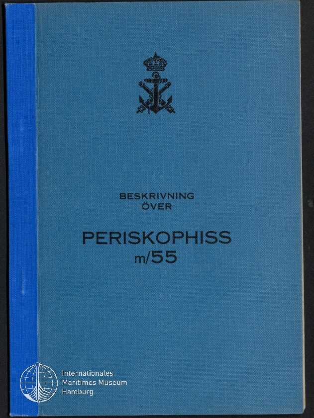 Hellblaues Handbuch-Cover mit Marinewappen oben, schwarzer Schrift 'BESKRIVNING ÖVER PERISKOPHISS m/55' in der Mitte, blauem Buchrücken links und Logo des Internationalen Maritimen Museums Hamburg unten links.