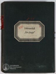 Dunkelgrüner Buchdeckel mit mittig aufgeklebtetem, mehrfach gerahmtem Etikett mit der Aufschrift „Linienschiff ‚Ers. Aegir‘“, roten handschriftlichen Nummern und leicht abgenutzten Kanten, Museumslogo unten links.