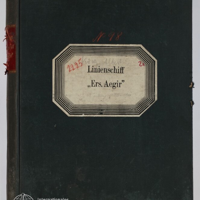 Dunkelgrüner Buchdeckel mit mittig aufgeklebtetem, mehrfach gerahmtem Etikett mit der Aufschrift „Linienschiff ‚Ers. Aegir‘“, roten handschriftlichen Nummern und leicht abgenutzten Kanten, Museumslogo unten links.