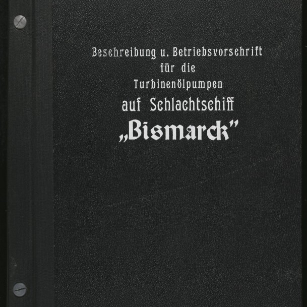 Schwarzer Ordner mit weißer Aufschrift „Beschreibung u. Betriebsvorschrift für die Turbinenölpumpen auf Schlachtschiff ‚Bismarck‘“, kleinem Aufkleber oben links und dem Logo sowie Schriftzug des Internationalen Maritimen Museums Hamburg unten links.