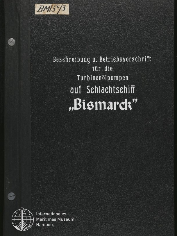 Schwarzer Ordner mit weißer Aufschrift „Beschreibung u. Betriebsvorschrift für die Turbinenölpumpen auf Schlachtschiff ‚Bismarck‘“, kleinem Aufkleber oben links und dem Logo sowie Schriftzug des Internationalen Maritimen Museums Hamburg unten links.
