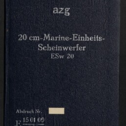 Dunkelblauer, strukturiert wirkender Bucheinband mit silbernen Aufschriften: oben azg, in der Mitte 20 cm-Marine-Einheits-Scheinwerfer ESw 20 und unten links Stempel- und Nummernangaben sowie das Logo des Internationalen Maritimen Museums Hamburg