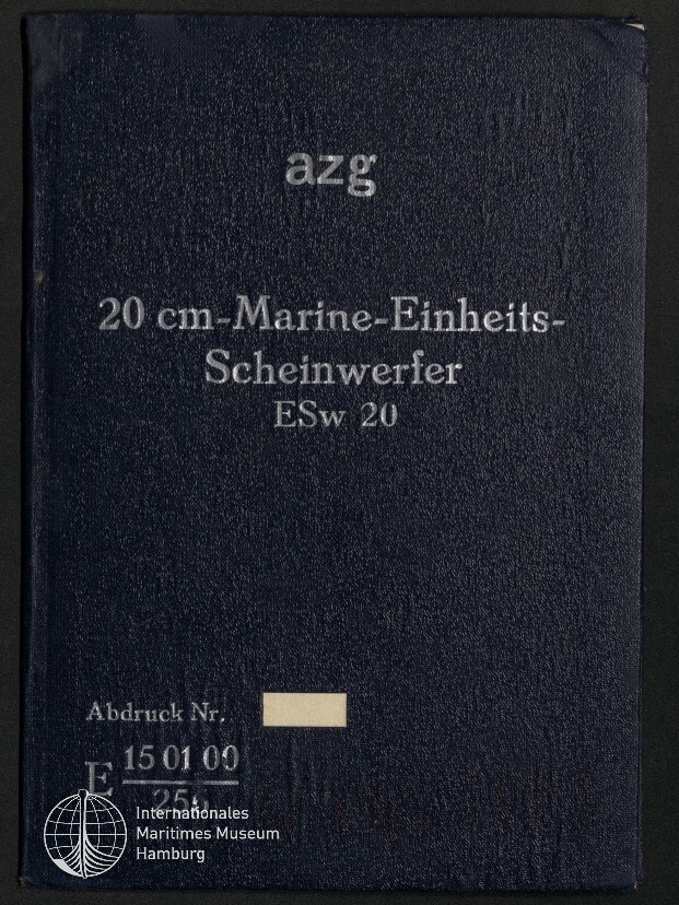 Dunkelblauer, strukturiert wirkender Bucheinband mit silbernen Aufschriften: oben azg, in der Mitte 20 cm-Marine-Einheits-Scheinwerfer ESw 20 und unten links Stempel- und Nummernangaben sowie das Logo des Internationalen Maritimen Museums Hamburg