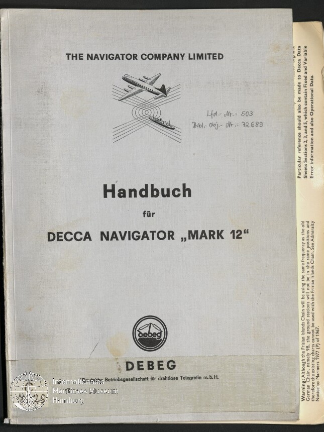Cover eines technischen Handbuchs der Navigator Company Limited mit dem Titel ‚Handbuch für DECCA NAVIGATOR „MARK 12“‘, einer Illustration von Flugzeug und Schiff über sich kreuzenden Signallinien, handschriftlicher Notiz oben rechts, DEBEG-Logo unten und einem Museumsstempel in der linken unteren Ecke.