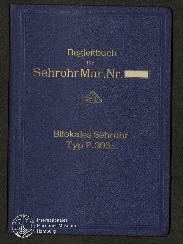 Blauer Einband mit goldener Aufschrift „Begleitbuch für Sehrohr Mar. Nr.“ und „Bifokales Sehrohr Typ P.395a“, mittig ein kleines Herstellerdreieck-Logo und unten links das Signet des Internationalen Maritimen Museums Hamburg.