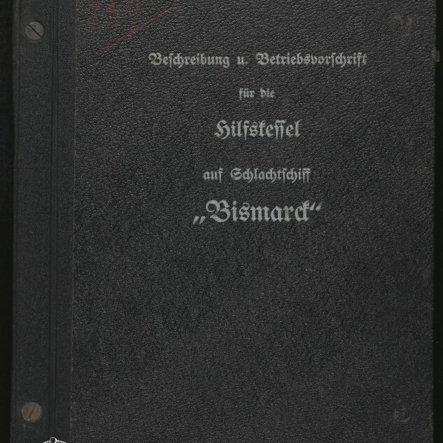 Schwarzer Einband eines technischen Hefts mit weißer Frakturschrift: Beschreibung und Betriebsvorschrift für die Hilfskessel auf Schlachtschiff 'Bismarck', oben links Etikett 'MBI/239' und unten links Museumssignet des Internationalen Maritimen Museums Hamburg.