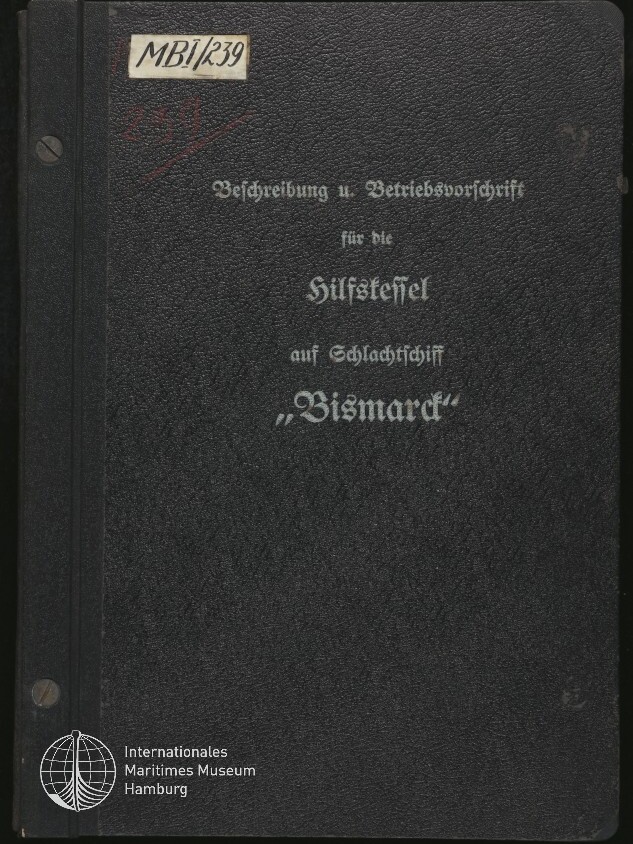 Schwarzer Einband eines technischen Hefts mit weißer Frakturschrift: Beschreibung und Betriebsvorschrift für die Hilfskessel auf Schlachtschiff 'Bismarck', oben links Etikett 'MBI/239' und unten links Museumssignet des Internationalen Maritimen Museums Hamburg.