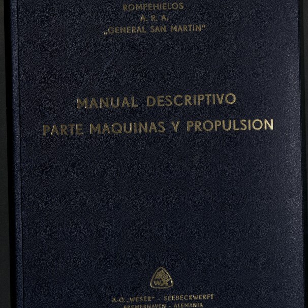 Dunkelblauer Hardcover-Umschlag mit goldener Prägung: „ROMPEHIELOS A.R.A. ‚GENERAL SAN MARTIN‘ MANUAL DESCRIPTIVO PARTE MAQUINAS Y PROPULSION“, darunter kleines Werftlogo und Schriftzug „A.G. WESER - SEEBECKWERFT BREMENHAVEN - ALEMANIA“ sowie Museumswasserzeichen unten links.