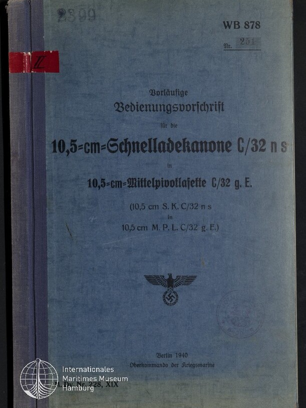 Blaue, leicht abgenutzte Titelseite einer deutschen Dienstvorschrift von 1940 mit dem großgedruckten Titel 10,5‑cm‑Schnelladekanone C/32, darunter ein Reichsadler mit Hakenkreuz, ein runder Stempel und das Wasserzeichen des Internationalen Maritimen Museums Hamburg.