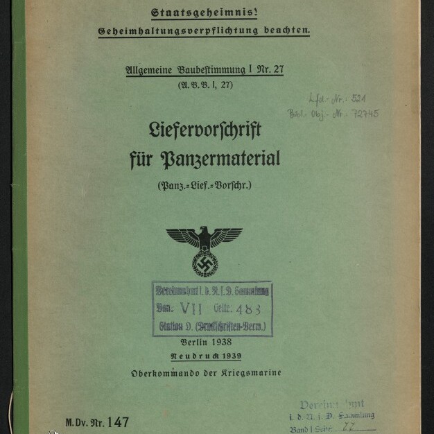 Grünes Titelblatt einer deutschen Militärvorschrift von 1938/39 mit dem gedruckten Titel „Liefervorschrift für Panzermaterial“, einem Reichsadler mit Hakenkreuz, mehreren blauen Stempeln, handschriftlichen Vermerken und dem weißen Logo des Internationalen Maritimen Museums Hamburg in der Ecke.