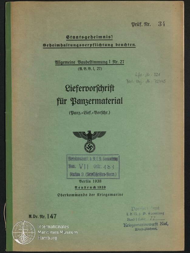 Grünes Titelblatt einer deutschen Militärvorschrift von 1938/39 mit dem gedruckten Titel „Liefervorschrift für Panzermaterial“, einem Reichsadler mit Hakenkreuz, mehreren blauen Stempeln, handschriftlichen Vermerken und dem weißen Logo des Internationalen Maritimen Museums Hamburg in der Ecke.