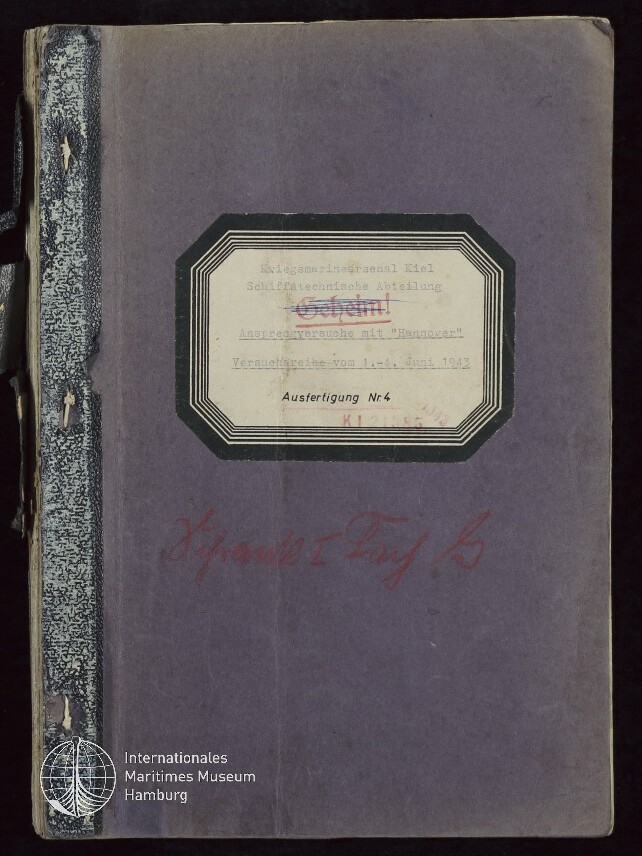 Lila-braunes Buchcover mit abgenutztem schwarzem Leinenrücken, mittig aufgeklebtem achteckigen Etikett mit getippter deutscher Beschriftung und durchgestrichenem roten Stempel sowie einer roten handschriftlichen Notiz, unten links Logo des Internationalen Maritimen Museums Hamburg.
