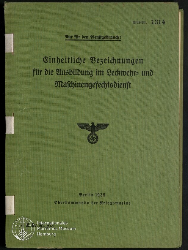 Grüner Buchumschlag eines 1938er Hefts der deutschen Kriegsmarine mit schwarzer Frakturschrift-Titel, dem NS-Reichsadler mit Hakenkreuz in der Mitte, dem Vermerk „Nur für den Dienstgebrauch!“ oben, Prüfnummer oben rechts und Museumswasserzeichen unten links.