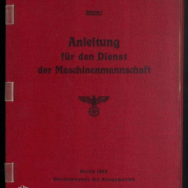 Rotes Buchcover mit schwarzem Titel 'Anleitung für den Dienst der Maschinenmannschaft', darunter ein Hoheitsadler mit Hakenkreuz, oben rechts eine Nummerierung und unten der Druck 'Berlin 1942 Oberkommando der Kriegsmarine' sowie links unten das Logo des Internationalen Maritimen Museums Hamburg.