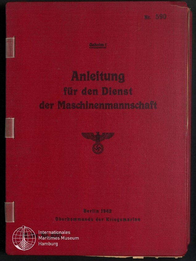 Rotes Buchcover mit schwarzem Titel 'Anleitung für den Dienst der Maschinenmannschaft', darunter ein Hoheitsadler mit Hakenkreuz, oben rechts eine Nummerierung und unten der Druck 'Berlin 1942 Oberkommando der Kriegsmarine' sowie links unten das Logo des Internationalen Maritimen Museums Hamburg.