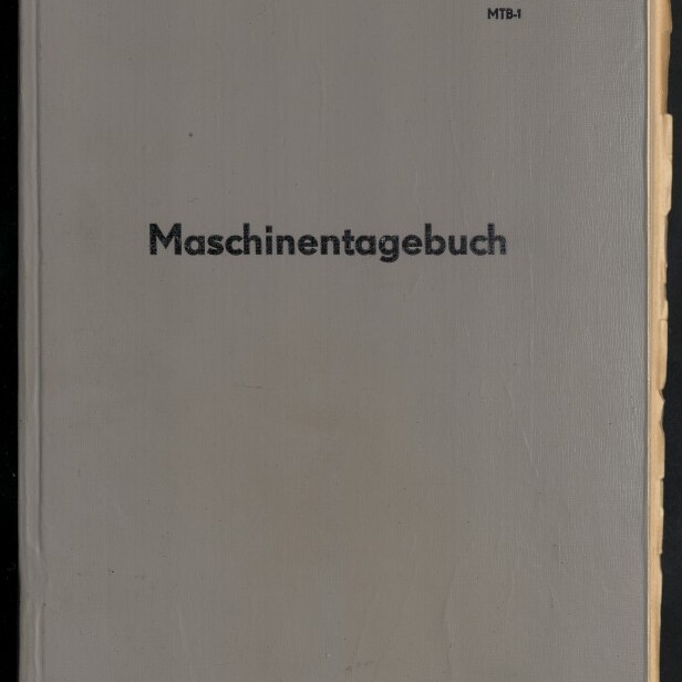 Graues Leinenbuch mit der schwarzen Aufschrift „Maschinentagebuch“ mittig, kleinem Schriftzug „MTB‑1“ oben rechts und dem Logo des Internationalen Maritimen Museums Hamburg unten links, mit sichtbarer gelblicher Blattkante rechts.