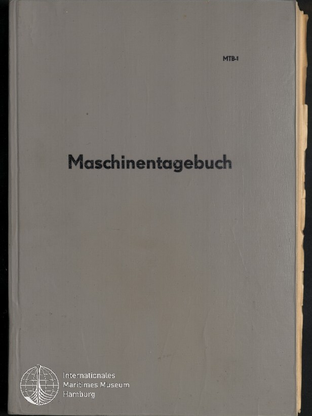 Graues Leinenbuch mit der schwarzen Aufschrift „Maschinentagebuch“ mittig, kleinem Schriftzug „MTB‑1“ oben rechts und dem Logo des Internationalen Maritimen Museums Hamburg unten links, mit sichtbarer gelblicher Blattkante rechts.