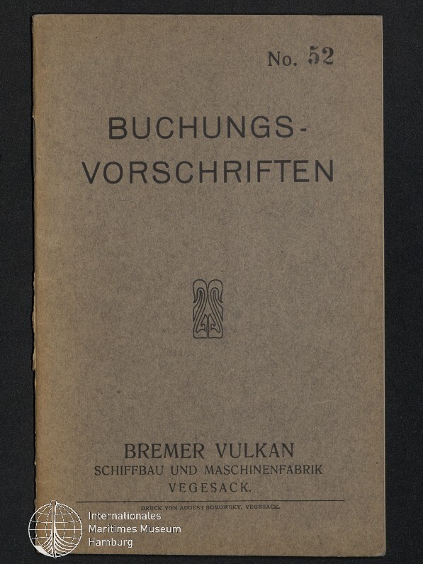 Cover eines graubraunen Hefts mit dem Titel Buchungsvorschriften (oben rechts No. 52), einem kleinen ornamentalen Wappen in der Mitte, dem Aufdruck Bremer Vulkan, Schiffbau und Maschinenfabrik, Vegesack, und einem Wasserzeichen des Internationalen Maritimen Museums Hamburg unten links.
