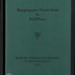 Grüner Leineneinband mit dem Titel „Baugruppen‑Verzeichnis für Schiffbau“, einem kleinen Emblem in der Mitte und der Angabe „Kieler Howaldtswerke Aktiengesellschaft 1957“, unten links Museumssignet des Internationalen Maritimen Museums Hamburg.