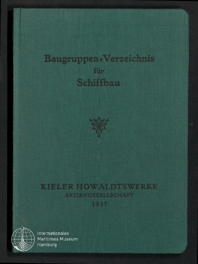 Grüner Leineneinband mit dem Titel „Baugruppen‑Verzeichnis für Schiffbau“, einem kleinen Emblem in der Mitte und der Angabe „Kieler Howaldtswerke Aktiengesellschaft 1957“, unten links Museumssignet des Internationalen Maritimen Museums Hamburg.