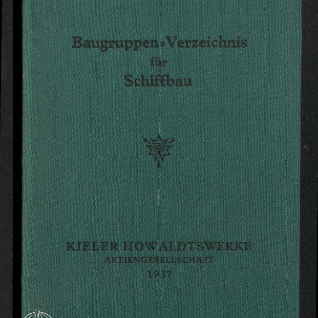 Grüner Leineneinband mit dem Titel „Baugruppen‑Verzeichnis für Schiffbau“, einem kleinen Emblem in der Mitte und der Angabe „Kieler Howaldtswerke Aktiengesellschaft 1957“, unten links Museumssignet des Internationalen Maritimen Museums Hamburg.