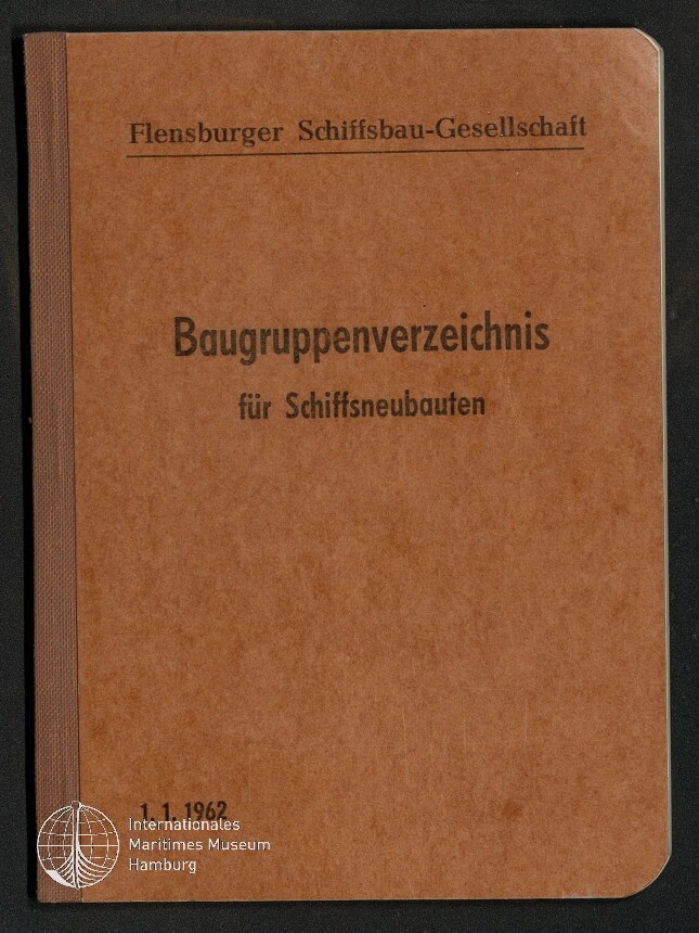 Braunes Heftcover mit dem Aufdruck 'Flensburger Schiffsbau-Gesellschaft' oben und dem Titel 'Baugruppenverzeichnis für Schiffsneubauten', unten links Datumsangabe '1.1.1962' und Museumssiegel des Internationalen Maritimen Museums Hamburg.