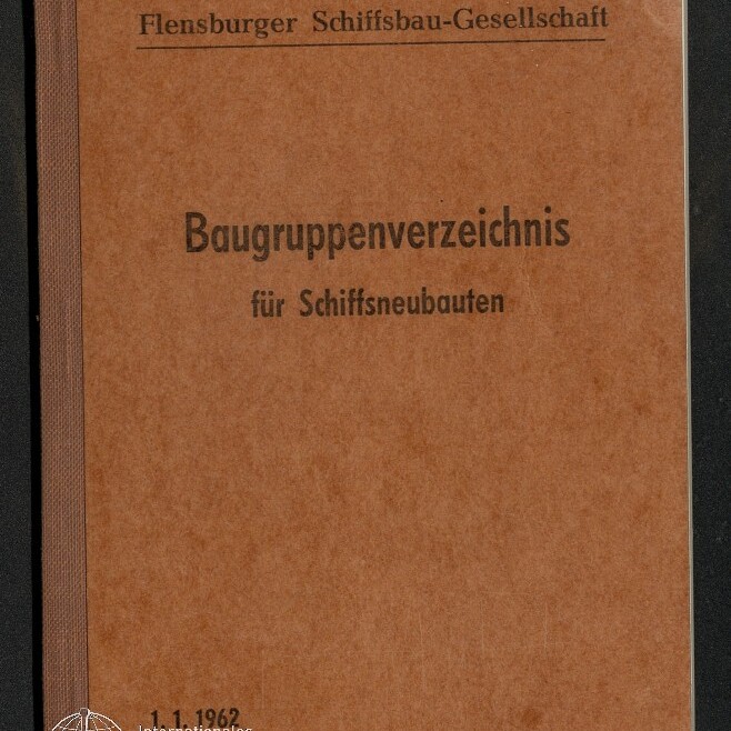 Braunes Heftcover mit dem Aufdruck 'Flensburger Schiffsbau-Gesellschaft' oben und dem Titel 'Baugruppenverzeichnis für Schiffsneubauten', unten links Datumsangabe '1.1.1962' und Museumssiegel des Internationalen Maritimen Museums Hamburg.