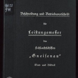 Schwarzer Buchdeckel mit weißer Frakturschrift: oben „Nur für den Dienstgebrauch“, mittig „Beschreibung und Betriebsvorschrift für Leistungsmesser des Schlachtschiffes ‚Gneisenau‘“, unten „Wort- und Bildteil“ und links unten das Logo des Internationalen Maritimen Museums Hamburg.