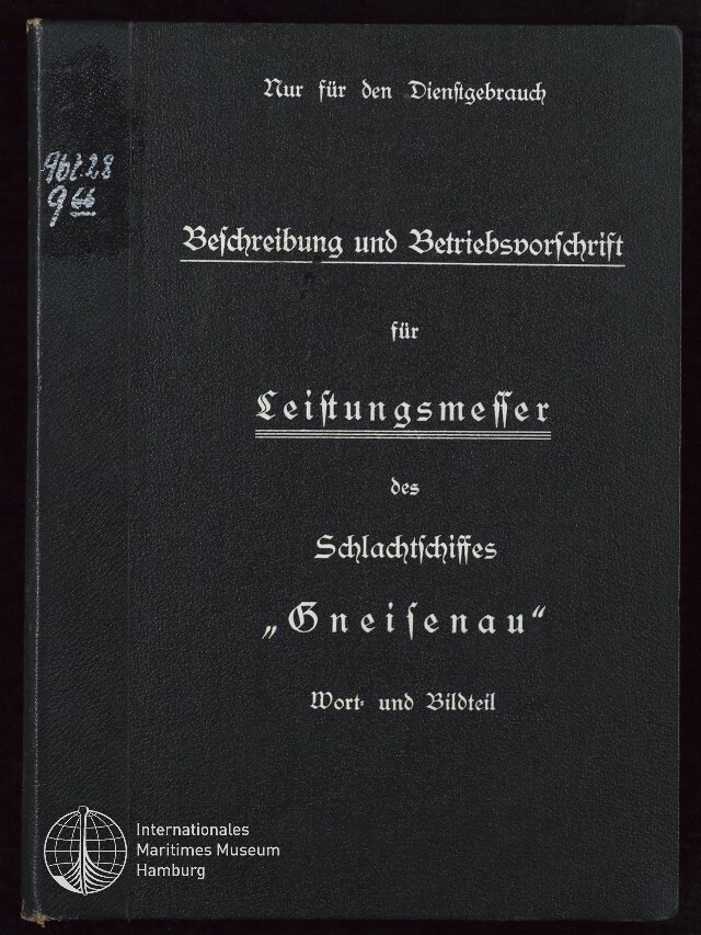 Schwarzer Buchdeckel mit weißer Frakturschrift: oben „Nur für den Dienstgebrauch“, mittig „Beschreibung und Betriebsvorschrift für Leistungsmesser des Schlachtschiffes ‚Gneisenau‘“, unten „Wort- und Bildteil“ und links unten das Logo des Internationalen Maritimen Museums Hamburg.