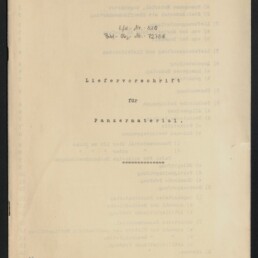 Deckblatt einer alten getippten Dienstanweisung mit dem zentrierten Titel „Liefervorschrift für Panzermaterial“ auf vergilbtem Papier, handschriftliche Nummern oben, Stempel und Inventarzeichen unten rechts sowie Museumslogo unten links.