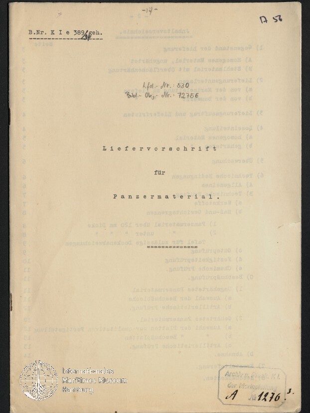 Deckblatt einer alten getippten Dienstanweisung mit dem zentrierten Titel „Liefervorschrift für Panzermaterial“ auf vergilbtem Papier, handschriftliche Nummern oben, Stempel und Inventarzeichen unten rechts sowie Museumslogo unten links.