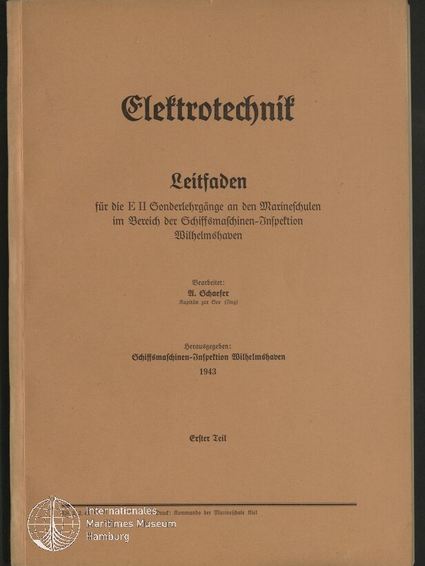 Beige Buchdeckel mit dem Frakturtitel „Elektrotechnik“, darunter „Leitfaden“ und weitere deutschsprachige Angaben zu Marineschulen und der Schiffsmachinen-Inspektion Wilhelmshaven, Erscheinungsjahr 1943, unten links weißer Stempel des Internationalen Maritimen Museums Hamburg.