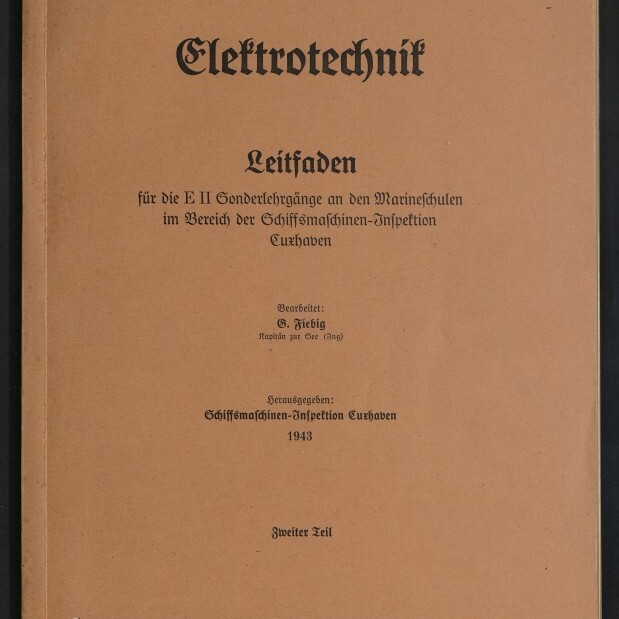 Braun-beige Buchcover mit schwarzer Frakturschrift ‚Elektrotechnik‘ und der Überschrift ‚Leitfaden‘, kleingedrucktem Untertitel zu Sonderlehrgängen der Schiffsmaschinen-Inspektion Cuxhaven, Herausgeberangabe und Jahreszahl 1943; unten links Logo des Internationalen Maritimen Museums Hamburg.