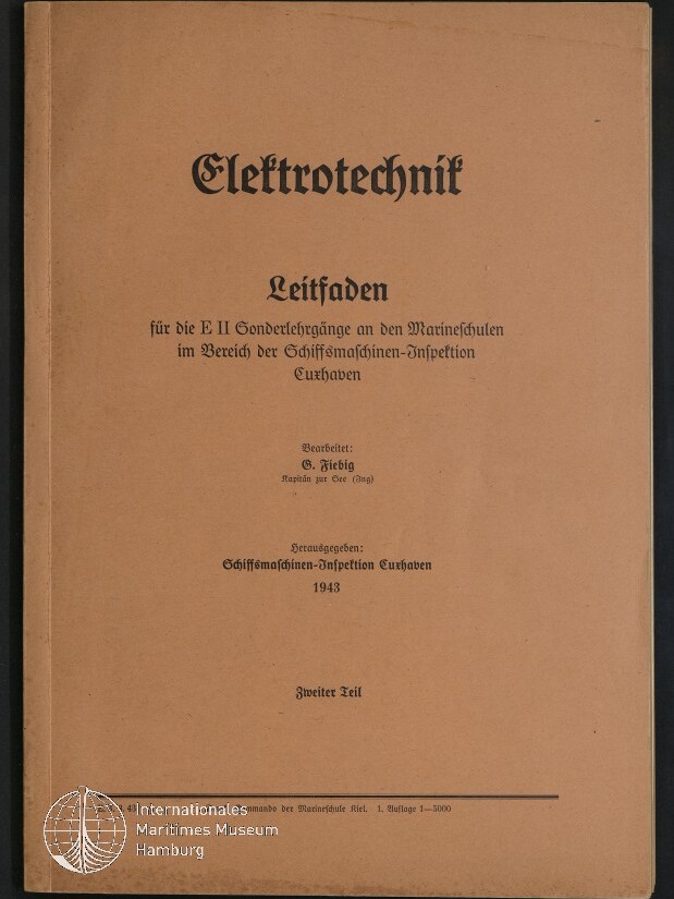 Braun-beige Buchcover mit schwarzer Frakturschrift ‚Elektrotechnik‘ und der Überschrift ‚Leitfaden‘, kleingedrucktem Untertitel zu Sonderlehrgängen der Schiffsmaschinen-Inspektion Cuxhaven, Herausgeberangabe und Jahreszahl 1943; unten links Logo des Internationalen Maritimen Museums Hamburg.