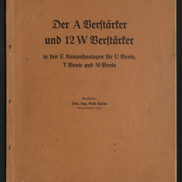 Braunes, leicht gealtertes Buchcover mit schwarzer Frakturschrift: Titel „Der A Verstärker und 12 W Verstärker in den E Kompaßanlagen für U Boote, T Boote und M Boote“, darunter die Bearbeiterangabe „Dipl.-Ing. Erich Gudau“ und unten links ein weißes Logo sowie der Schriftzug des Internationalen Maritimen Museums Hamburg.