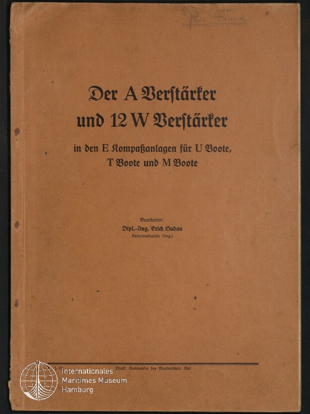 Braunes, leicht gealtertes Buchcover mit schwarzer Frakturschrift: Titel „Der A Verstärker und 12 W Verstärker in den E Kompaßanlagen für U Boote, T Boote und M Boote“, darunter die Bearbeiterangabe „Dipl.-Ing. Erich Gudau“ und unten links ein weißes Logo sowie der Schriftzug des Internationalen Maritimen Museums Hamburg.