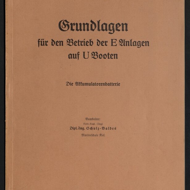 Braunes Heftcover mit schwarzer Frakturschrift: Titel ‚Grundlagen für den Betrieb der E Anlagen auf U Booten‘, Untertitel ‚Die Akkumulatorenbatterie‘, kleine Autoren- und Verlagsangaben weiter unten und ein weißes Logo des Internationalen Maritimen Museums Hamburg unten links.