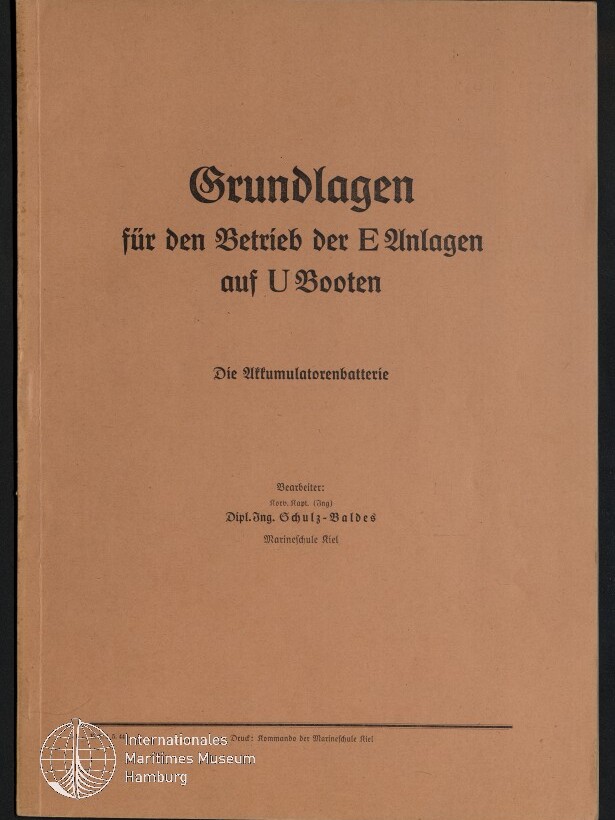 Braunes Heftcover mit schwarzer Frakturschrift: Titel ‚Grundlagen für den Betrieb der E Anlagen auf U Booten‘, Untertitel ‚Die Akkumulatorenbatterie‘, kleine Autoren- und Verlagsangaben weiter unten und ein weißes Logo des Internationalen Maritimen Museums Hamburg unten links.