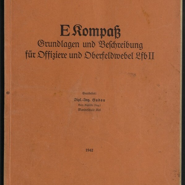 Braun-oranger Buchumschlag mit schwarzer Frakturschrift: »E Kompaß – Grundlagen und Beschreibung für Offiziere und Oberfeldwebel Lfb II«, kleine Herausgeberangaben, Jahreszahl 1942, handschriftliche Notiz oben rechts und Museumslogo „Internationales Maritimes Museum Hamburg“ unten links.