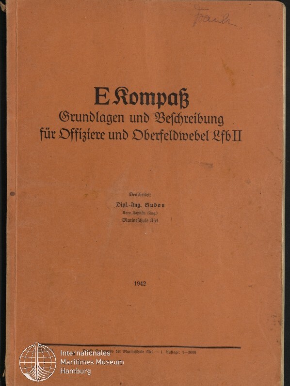 Braun-oranger Buchumschlag mit schwarzer Frakturschrift: »E Kompaß – Grundlagen und Beschreibung für Offiziere und Oberfeldwebel Lfb II«, kleine Herausgeberangaben, Jahreszahl 1942, handschriftliche Notiz oben rechts und Museumslogo „Internationales Maritimes Museum Hamburg“ unten links.