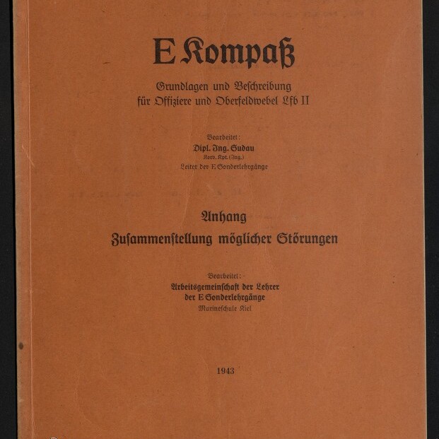 Brauner Umschlag eines 1943 erschienenen Hefts mit dem Titel „E‑Kompaß“ in Frakturschrift, gedruckten Untertiteln und Herausgeberangaben, handschriftlichem Namenseintrag „Frank.“ oben rechts und weißem Internationales Maritimes Museum Hamburg‑Logo unten links.