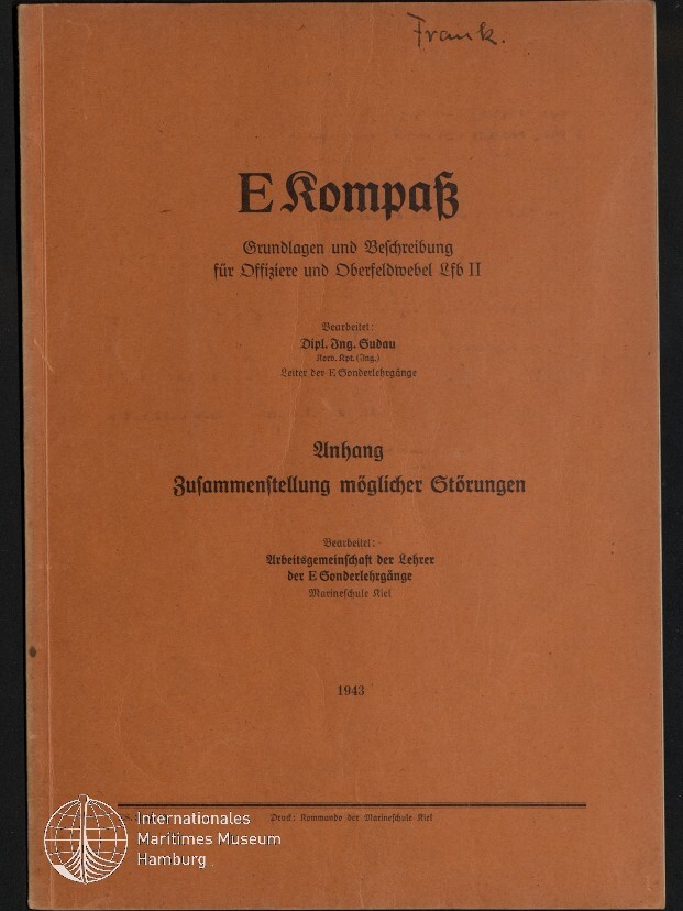 Brauner Umschlag eines 1943 erschienenen Hefts mit dem Titel „E‑Kompaß“ in Frakturschrift, gedruckten Untertiteln und Herausgeberangaben, handschriftlichem Namenseintrag „Frank.“ oben rechts und weißem Internationales Maritimes Museum Hamburg‑Logo unten links.