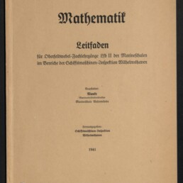 Beige Buchumschlag einer 1941 erschienenen Anleitung mit dem Titel »Mathematik – Leitfaden« in Frakturschrift, bestimmt für Marineschulen/Schiffsmaschinen‑Inspektion Wilhelmshaven, mit gedruckten Herausgeberangaben und Museumslogo unten links.