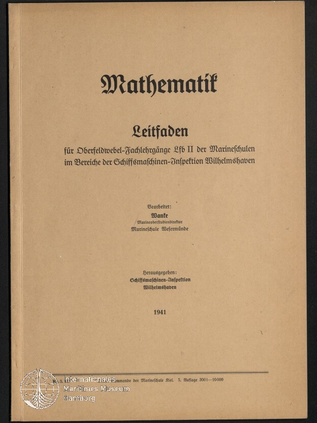 Beige Buchumschlag einer 1941 erschienenen Anleitung mit dem Titel »Mathematik – Leitfaden« in Frakturschrift, bestimmt für Marineschulen/Schiffsmaschinen‑Inspektion Wilhelmshaven, mit gedruckten Herausgeberangaben und Museumslogo unten links.