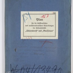 Blaues Dokumentenheft mit aufgeklebt weißem Etikett, das in deutscher Frakturschrift „Plan für die schiffbaulichen und maschinenbaulichen Erprobungen der Schlachtschiffe ‚Scharnhorst‘ und ‚Gneisenau‘“ zeigt; Umschlag ist mit roten und blauen handschriftlichen Vermerken, Zahlen und dem Logo des Internationalen Maritimen Museums Hamburg unten links versehen.