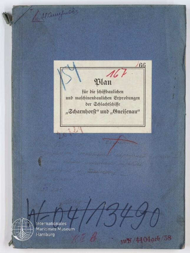 Blaues Dokumentenheft mit aufgeklebt weißem Etikett, das in deutscher Frakturschrift „Plan für die schiffbaulichen und maschinenbaulichen Erprobungen der Schlachtschiffe ‚Scharnhorst‘ und ‚Gneisenau‘“ zeigt; Umschlag ist mit roten und blauen handschriftlichen Vermerken, Zahlen und dem Logo des Internationalen Maritimen Museums Hamburg unten links versehen.
