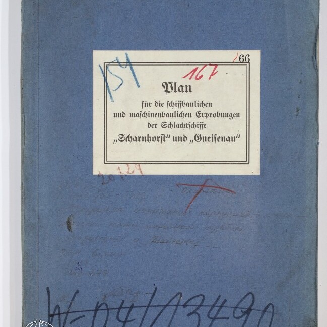 Blaues Dokumentenheft mit aufgeklebt weißem Etikett, das in deutscher Frakturschrift „Plan für die schiffbaulichen und maschinenbaulichen Erprobungen der Schlachtschiffe ‚Scharnhorst‘ und ‚Gneisenau‘“ zeigt; Umschlag ist mit roten und blauen handschriftlichen Vermerken, Zahlen und dem Logo des Internationalen Maritimen Museums Hamburg unten links versehen.