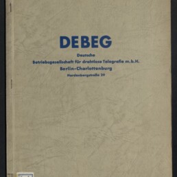 Beige, strukturiertes Heftcover mit großem blauen Titel ‚DEBEG‘ und darunter in kleineren blauen Lettern die Firmenbezeichnung ‚Deutsche Betriebsgesellschaft für drahtlose Telegrafie m.b.H., Berlin‑Charlottenburg, Hardenbergstraße 29‘; links sichtbare Heftung und unten links weißes Museumslogo mit der Aufschrift ‚Internationales Maritimes Museum Hamburg‘.